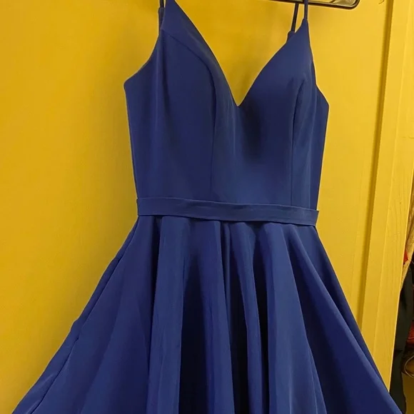 Blue dress. - Picture 2 of 4